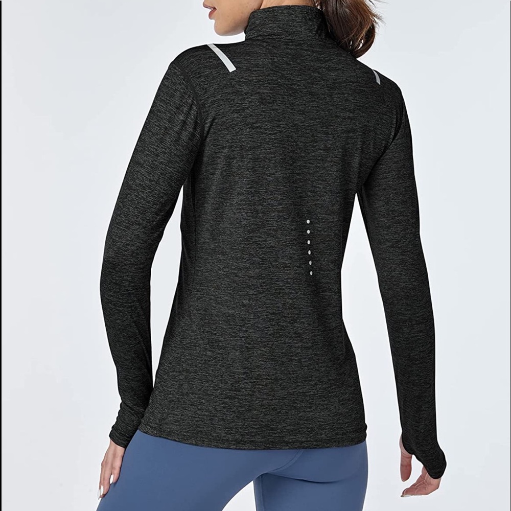 NWOT women long sleeve running shirt with thumb holes